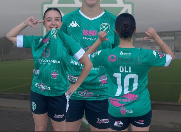 Xogadoras do Xallas Fem amosando a camiseta por diante e por detrás