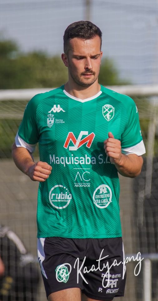 Xogador do primeiro equipo coa camiseta patrocinada