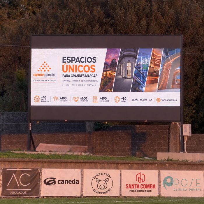 Vallas publicitarias no campo do Fontenla